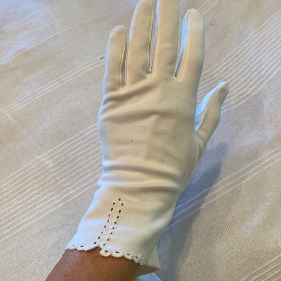 Vintage white cream Gloves sz 6
S from 50s-60s Jackie O vibe prom - Picture 8 of 8